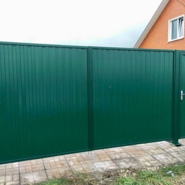 Ворота откатные с профнастилом зеленые 2500x1750