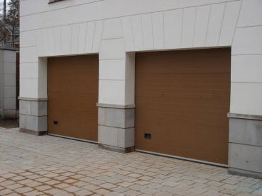 Ворота в гараж большого размера на 2 машины