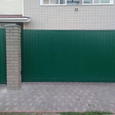 Откатные ворота на дачу зеленого цвета 3500x2400